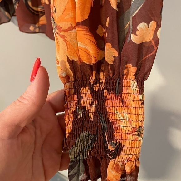 NWT Grace + Karma floral blouse color burgundy, gray, cream and apricot size M - Picture 6 of 8